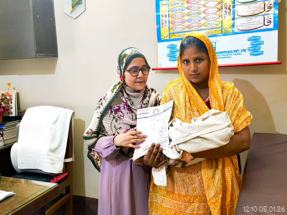 Dr. Shazia Khan with patient Sabista Begam and newborn baby, Khidmat Healthcare Purnea Bihar